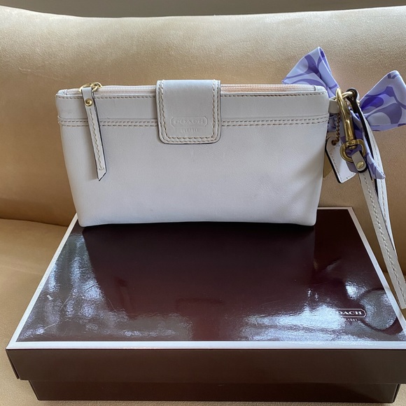 PREOWNED Coach white wristlet. - Picture 2 of 8